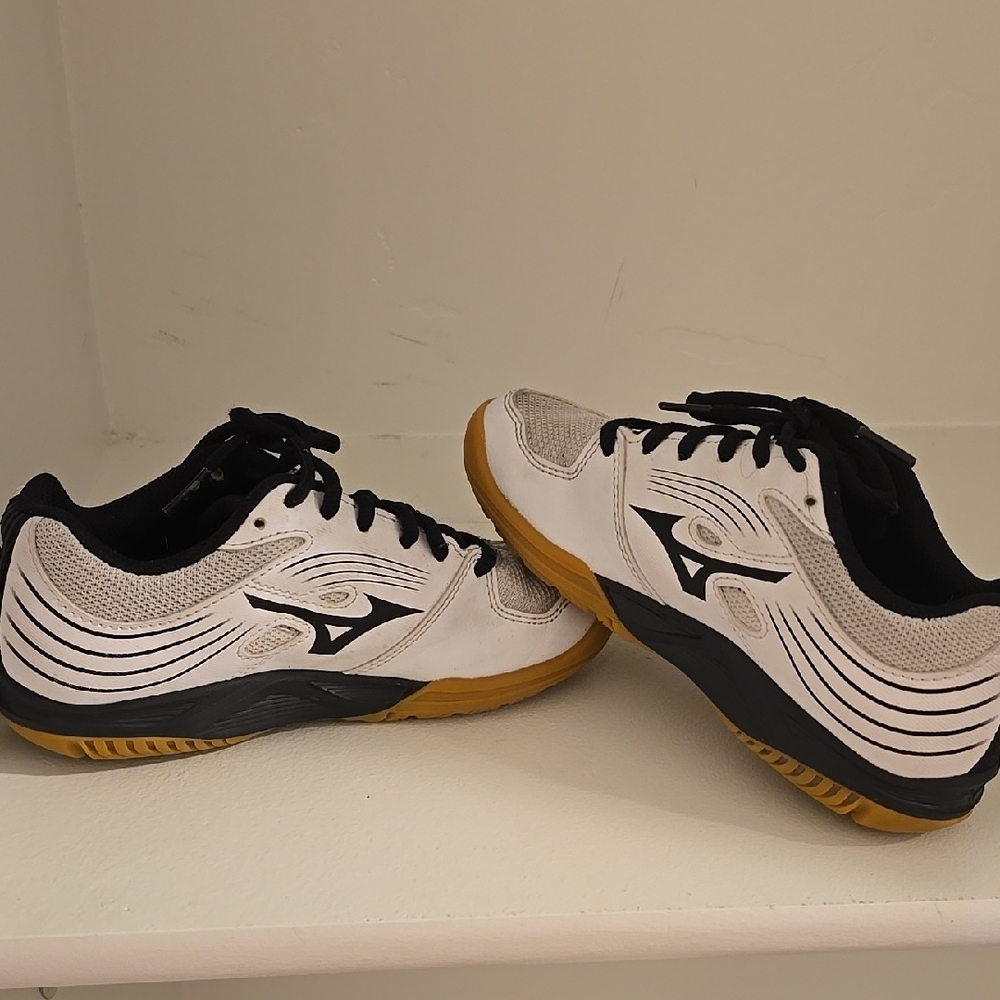 Mizuno Little Girls White and Black Indoor Volleyball Court Shoes